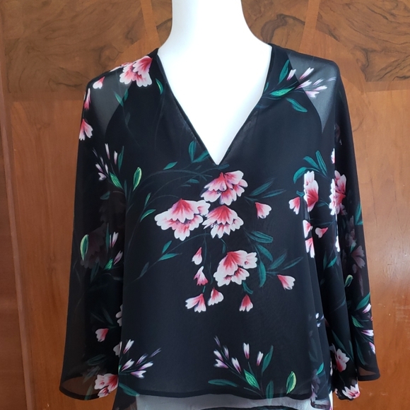 Express top with Cape sleeves, black with flowers, medium - Picture 1 of 6